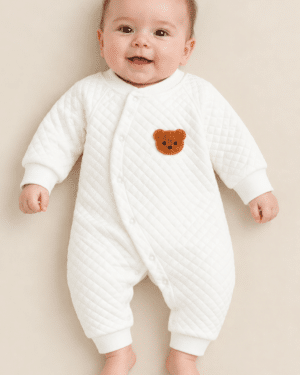 Macacão Branco Quentinho de botão e Urso Bebê Saída Maternidade da Lora Baby